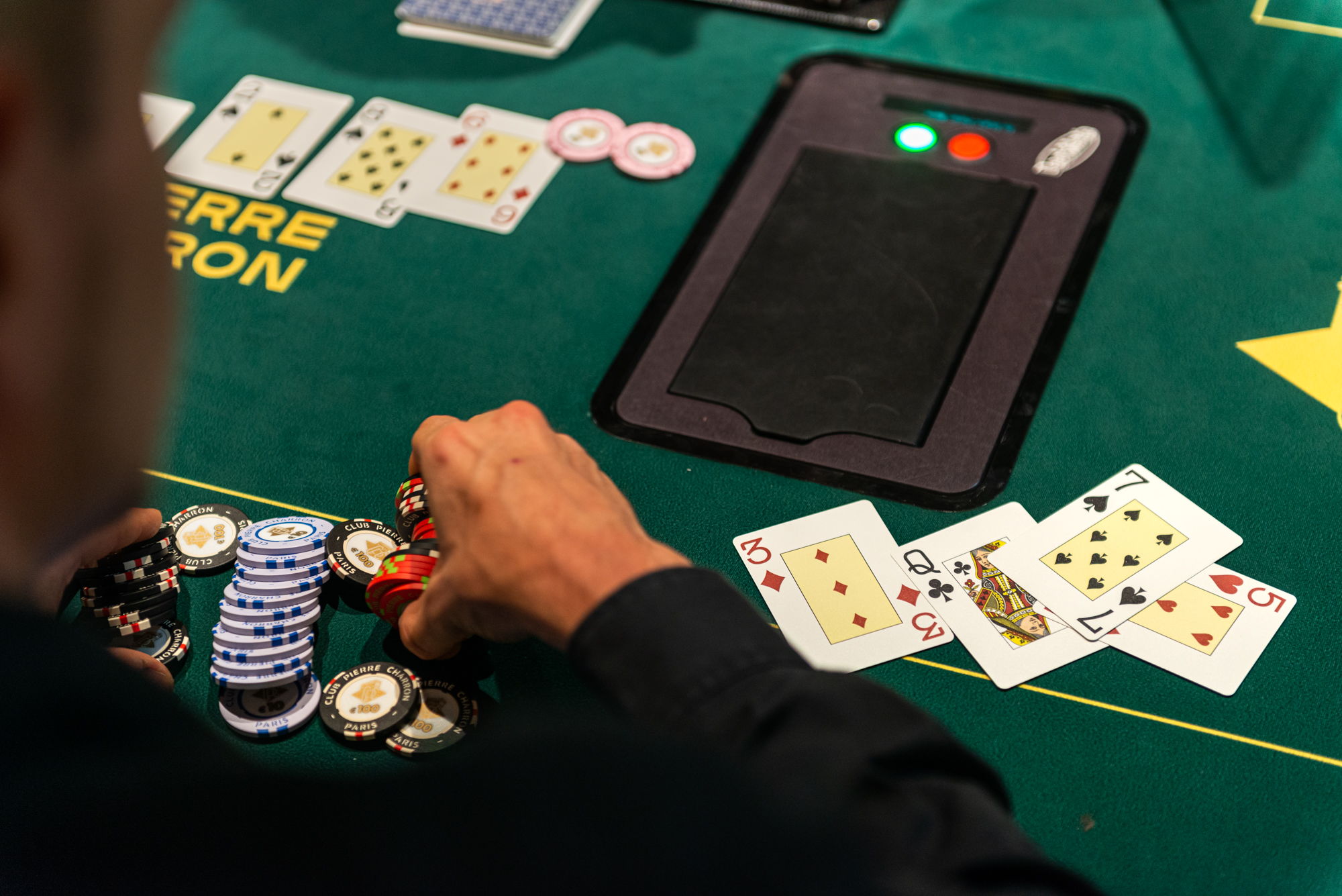 Omaha poker game in time, cards show up 